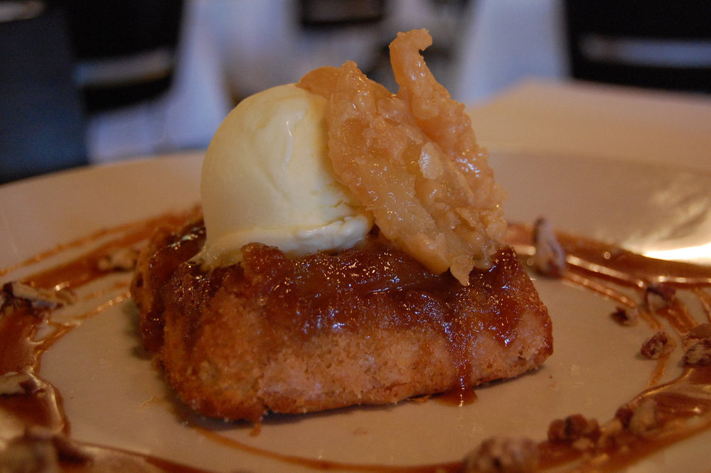Gâteau renversé à la poire et glace à la cannelle