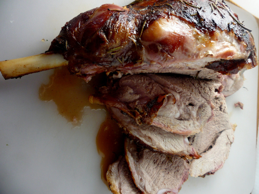 Gigot d'agneau rôti au thym et aux olives noires