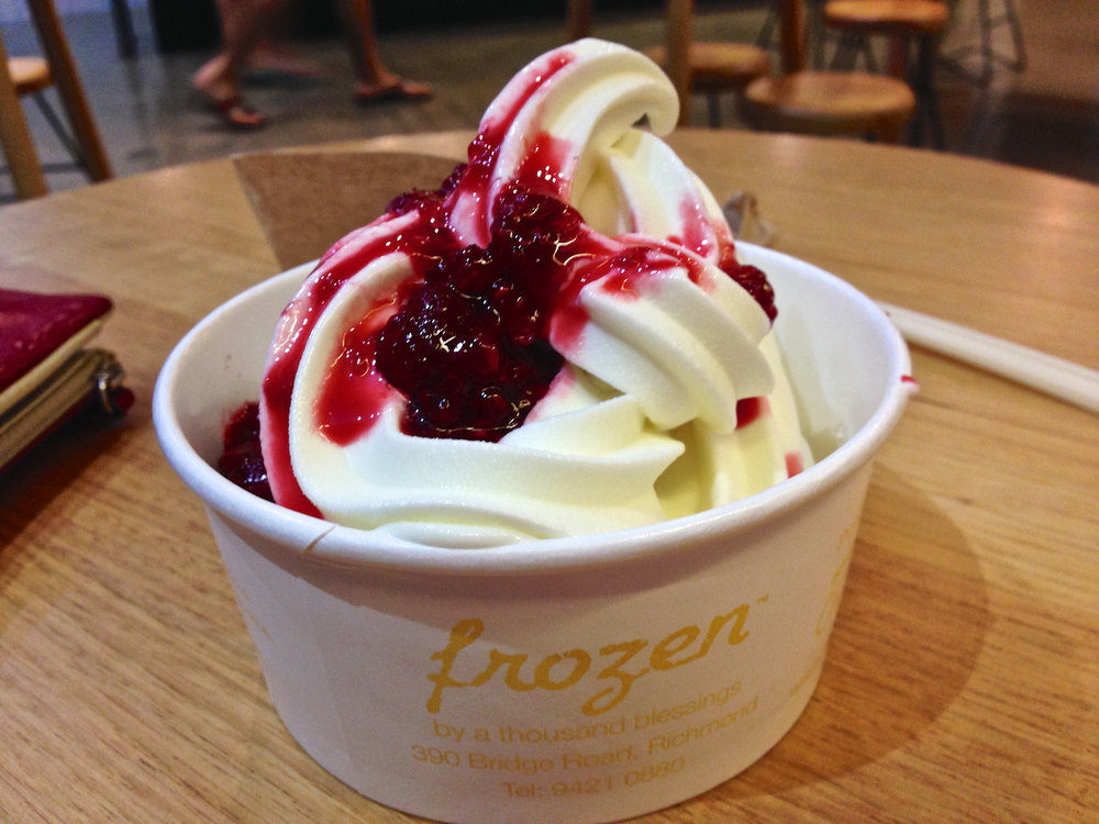 Glace à la vanille avec un coulis de framboise