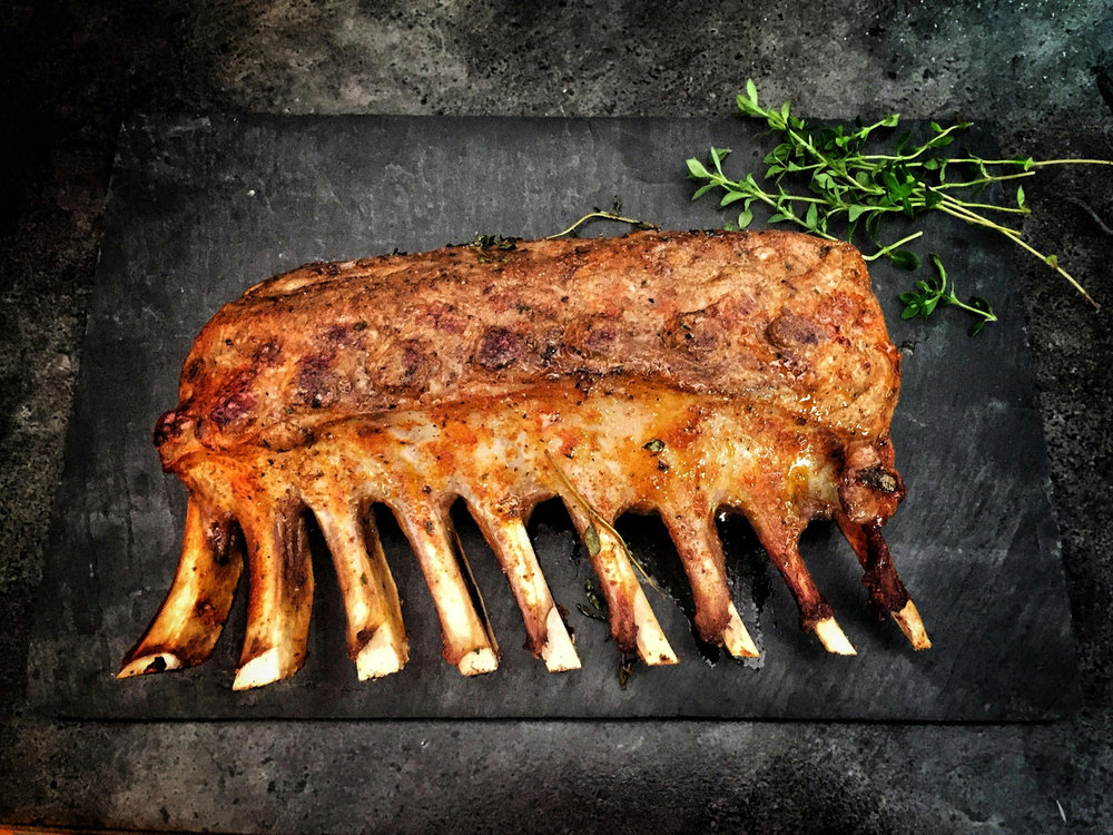 Cerdo asado a la parrilla con hierbas