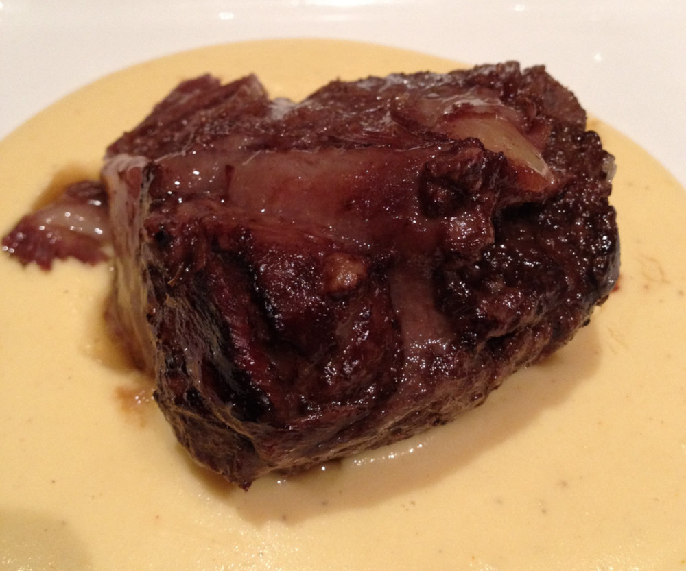 Carrilleras de ternera braseadas con puré de patatas a la trufa negra