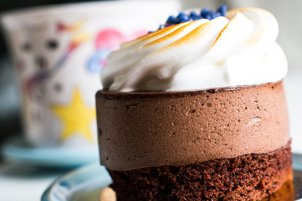 Mousse de chocolate blanco y negro con azafrán