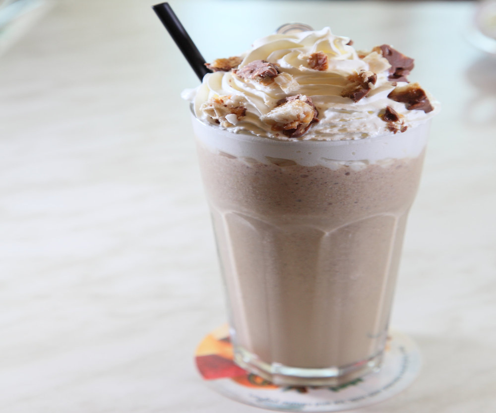 Mousse au chocolat et au café au mascarpone avec des éclats de noisettes