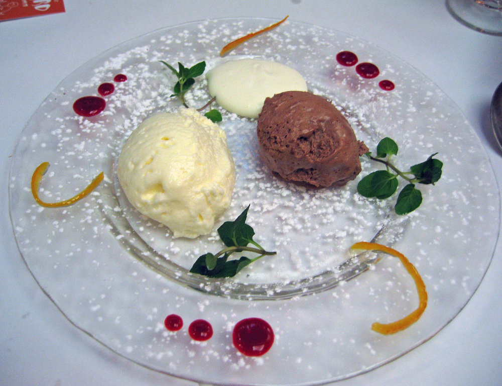 Mousse aux chocolats blanc et noir avec de la noix de coco