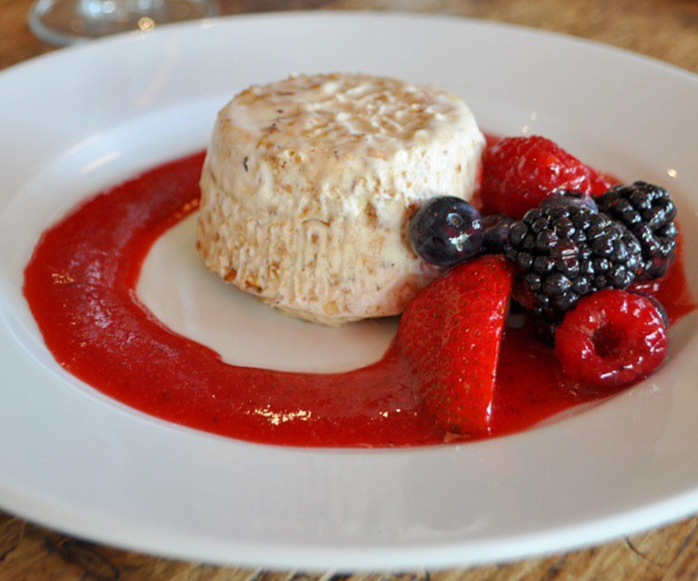 Nougat glacé au coulis de framboise