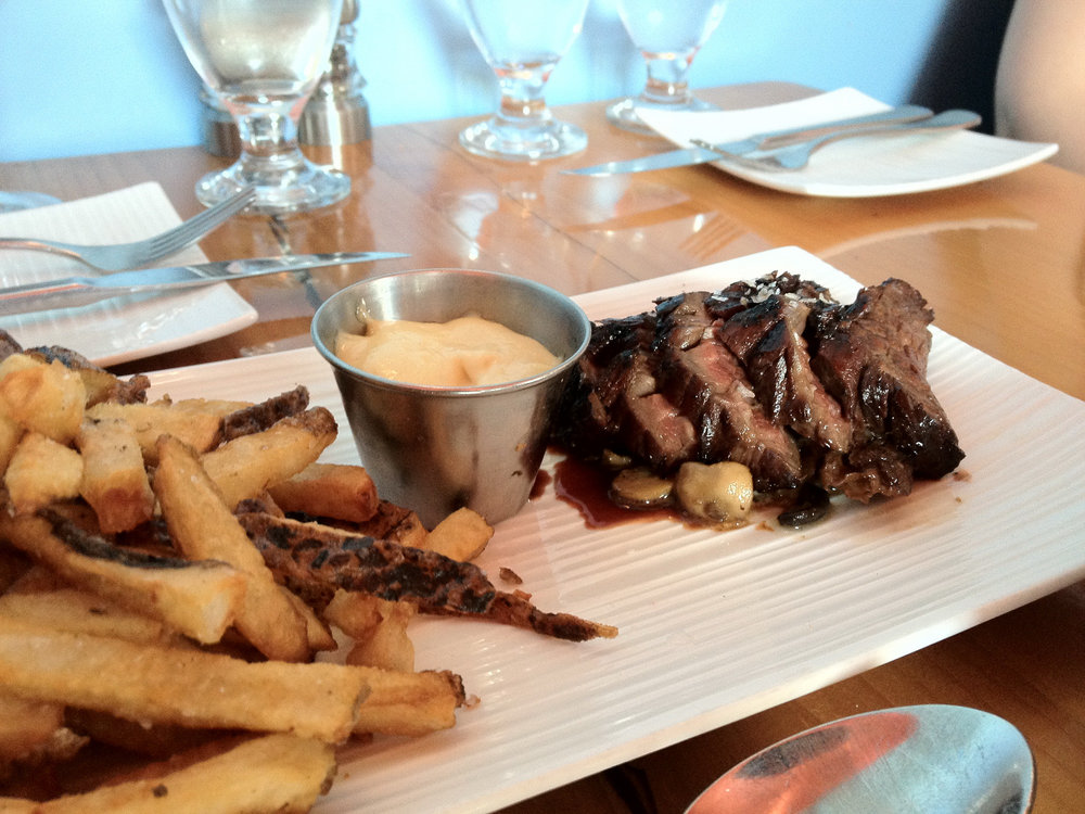 Arrachera a la parrilla con patatas fritas