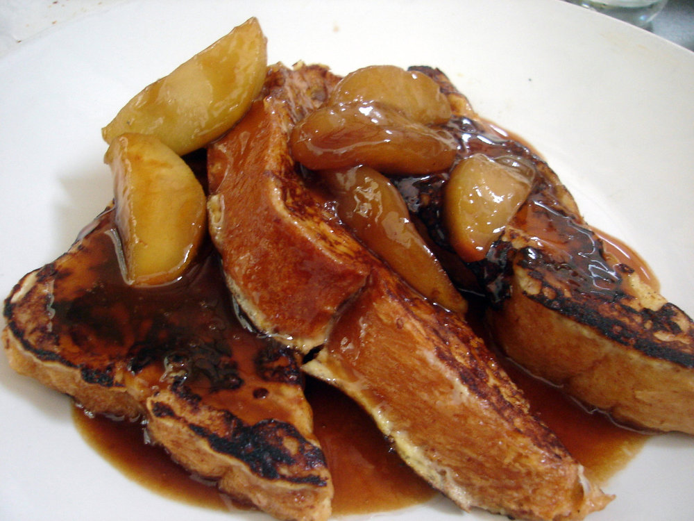 French toast with caramelized apples