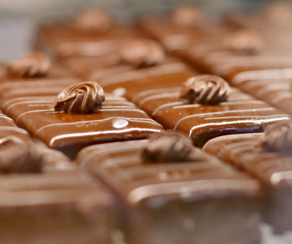 Pavé au chocolat nappé de caramel