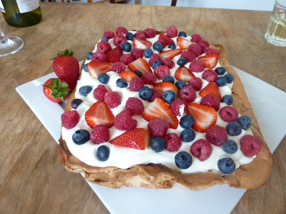 Pavlova aux fruits noirs et rouges