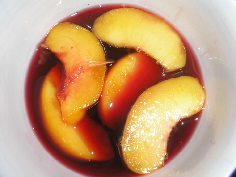 Pêches pochées au vin rouge