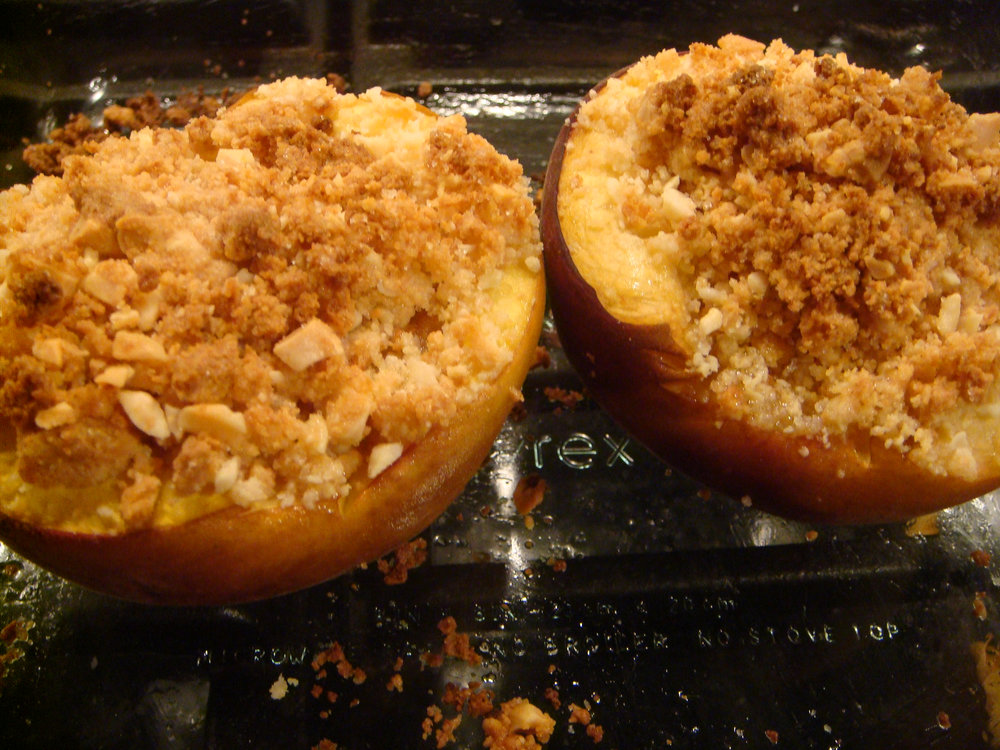 Roasted peaches with almonds