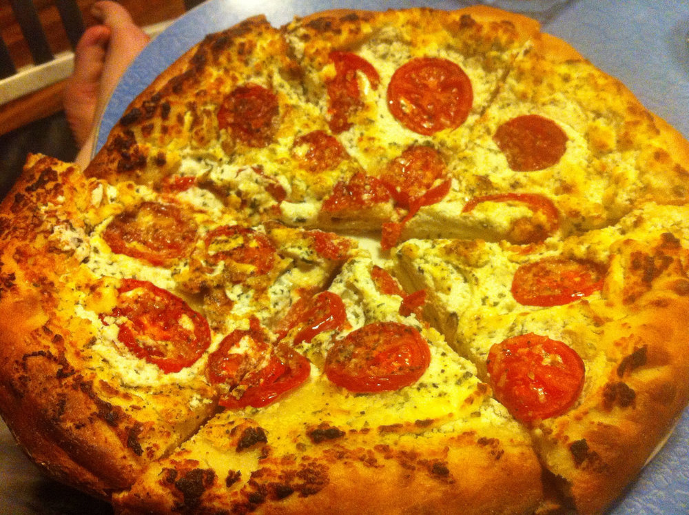 Goat cheese and tomato pizza
