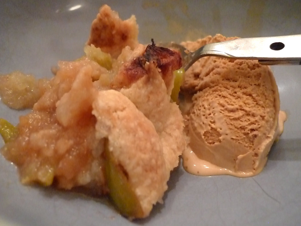 Pomme caramélisée aux épices avec une glace à la cannelle