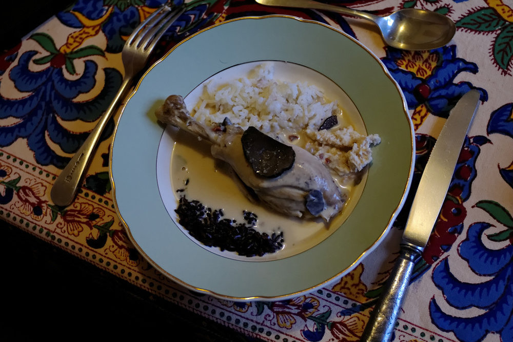 Poularde en demi-deuil sauce albuféra