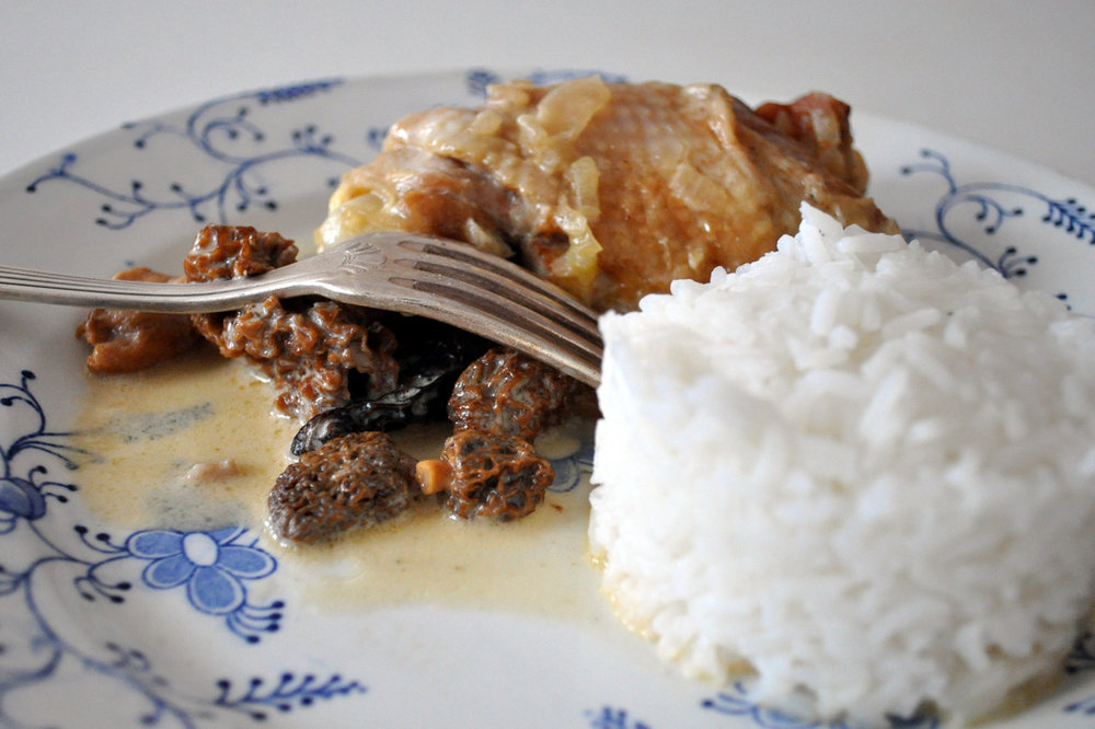 Coq au vin jaune et aux morilles