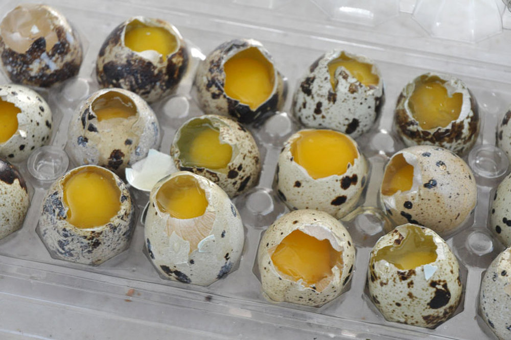 Huevos de codorniz con salsa verde francesa