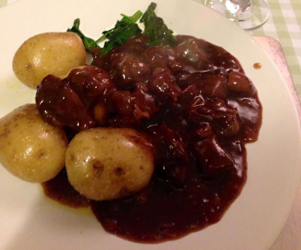 Ragú de corzo con vino de borgoña
