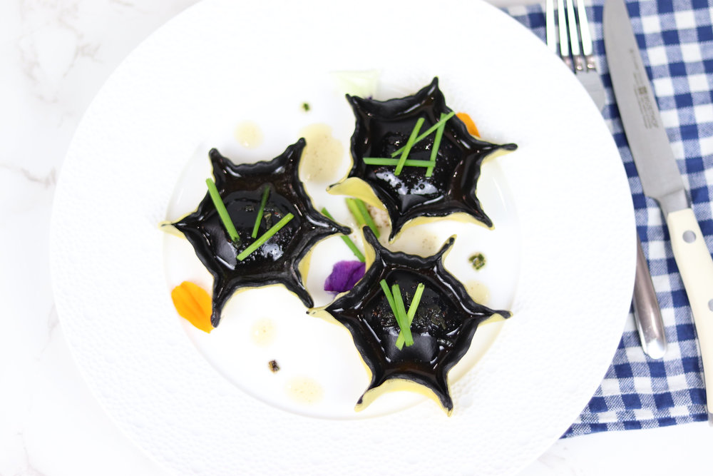 Ravioles de bogavante con crema de trufa negra