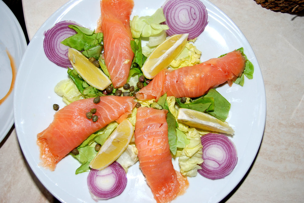 Rollos de salmón ahumado con queso fresco