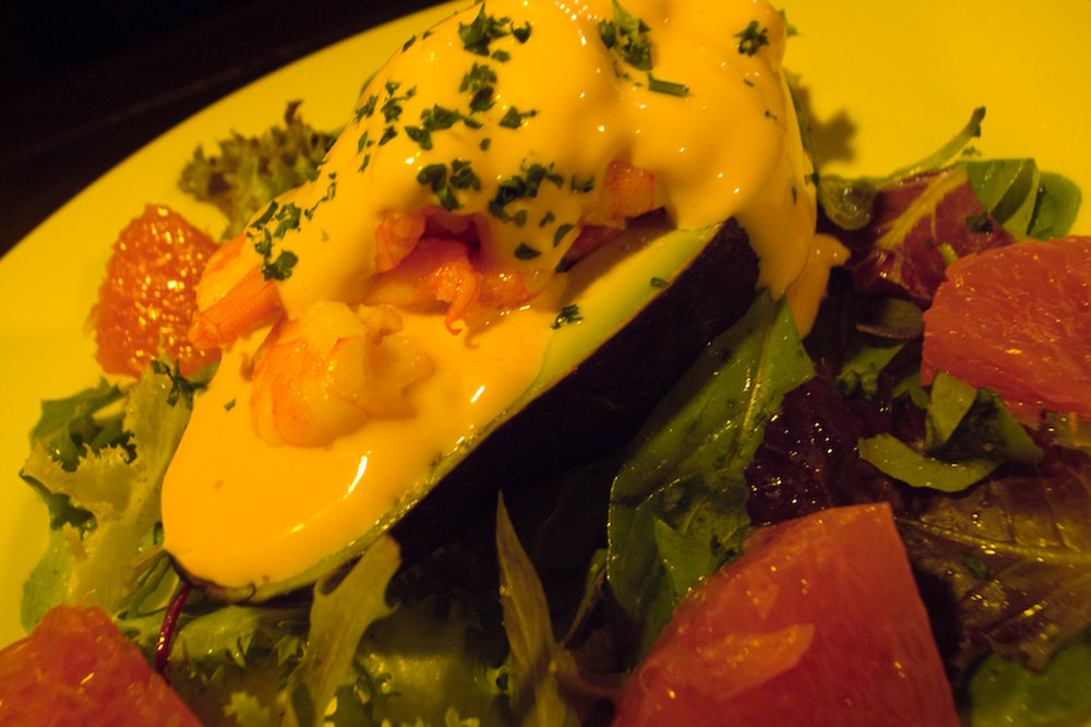 Ensalada de aguacate con camarones y pomelo