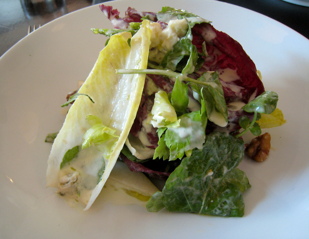 Ensalada de endibias con nueces y queso roquefort