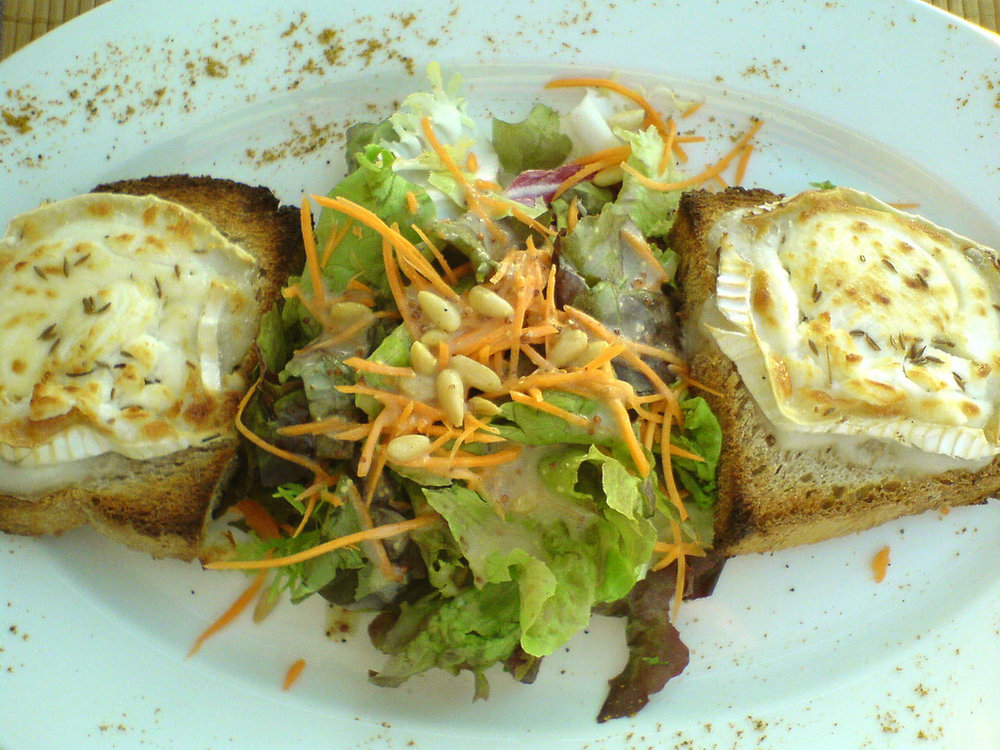 Ensalada con queso de cabra caliente