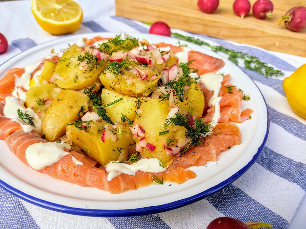Enasalada de patatas al vapor con almón ahumado y eneldo