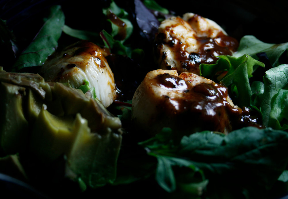 Salade de coquilles Saint-Jacques à la poêle avec une vinaigrette à la truffe noire