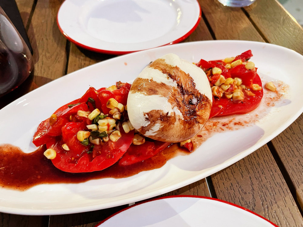 Ensalada de tomate con burrata