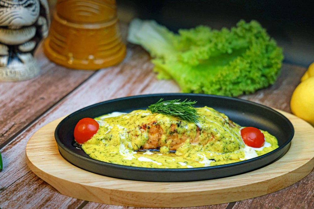 Grilled salmon with béarnaise sauce