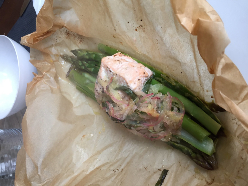 Saumon en papillote et sauce aux herbes