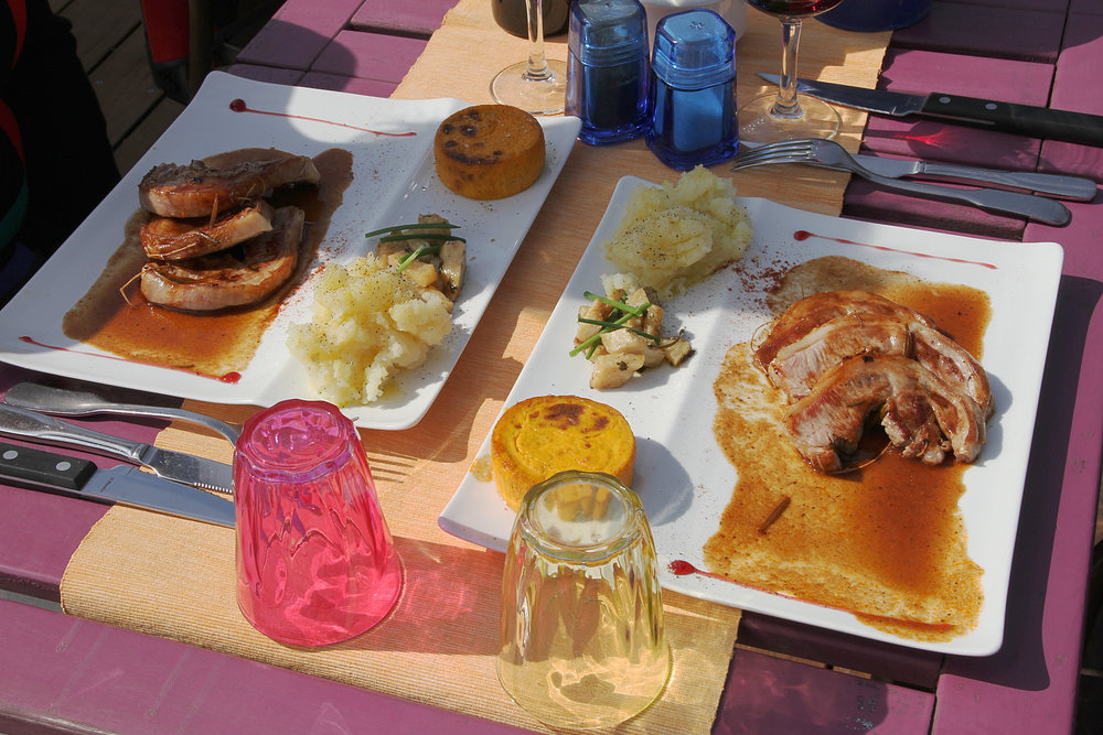 Selle d'agneau rôtie aux pommes de terre