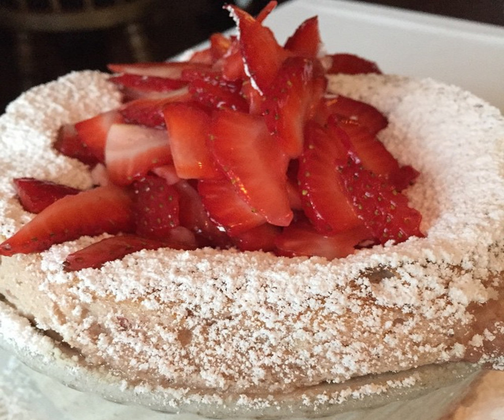 Soufflé glacé à la fraise et à la rhubarbe