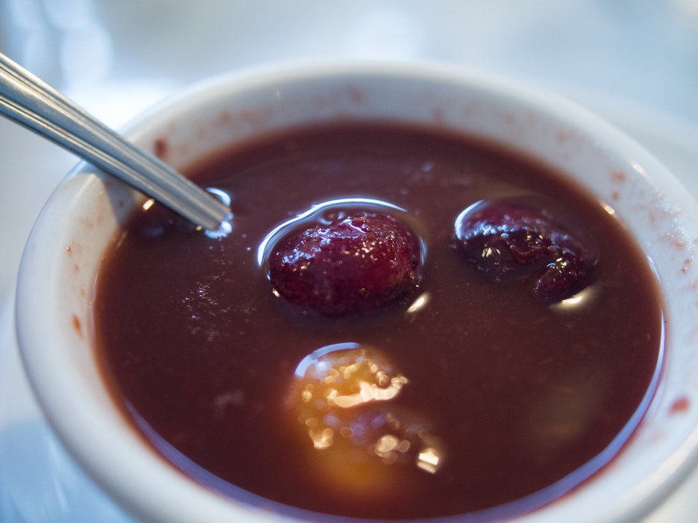 Sopa de cerezas con especias y helado de calisson