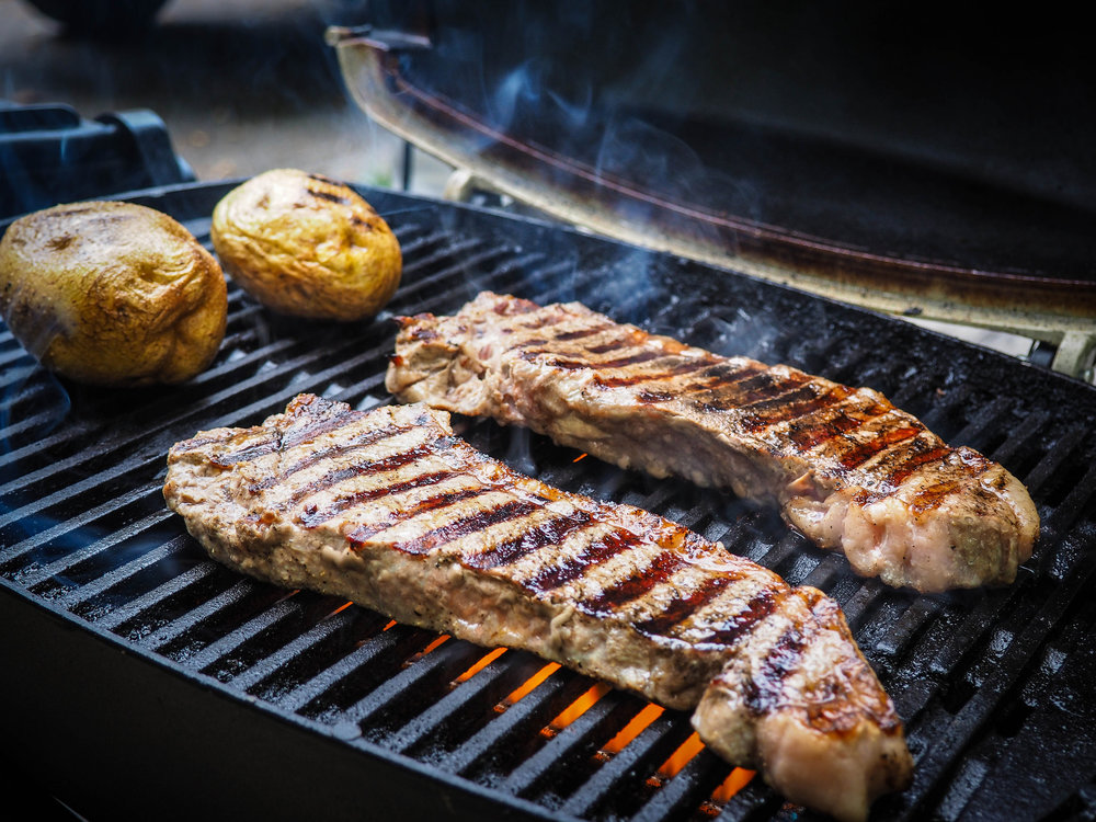 Steak de bœuf grillé avec un beurre marchand de vin