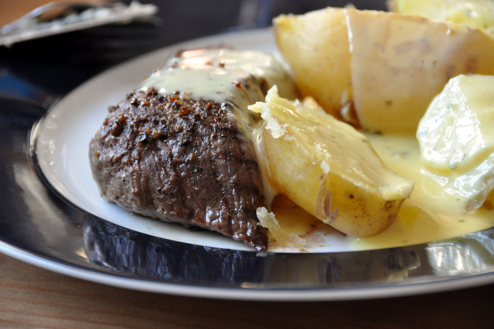 Steak de bœuf grillé sauce béarnaise