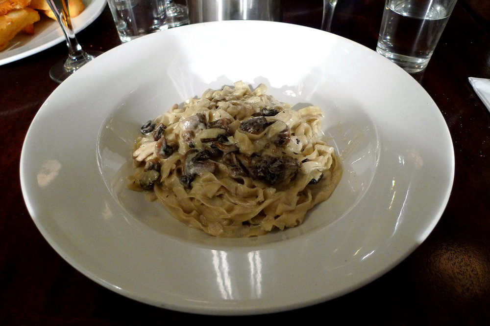 Tagliatelles aux morilles et champignons de Paris à la crème