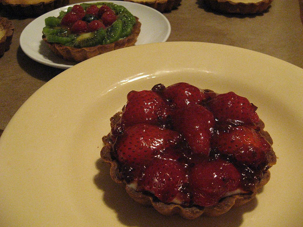 Fruit tart with jam
