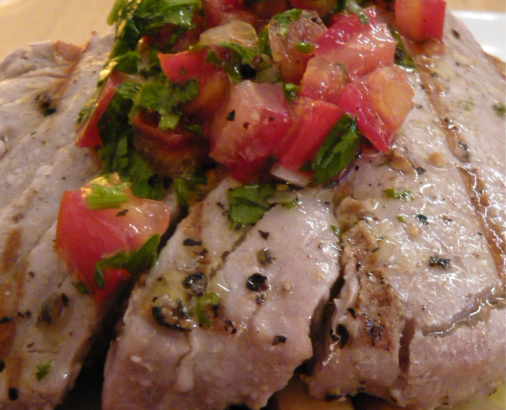 Atún a la parrilla con hierbas aromáticas