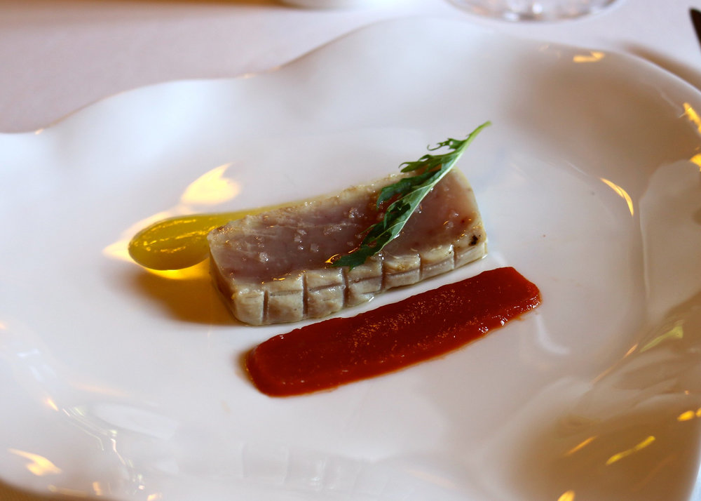 Atún salteado con cebolla y tomate