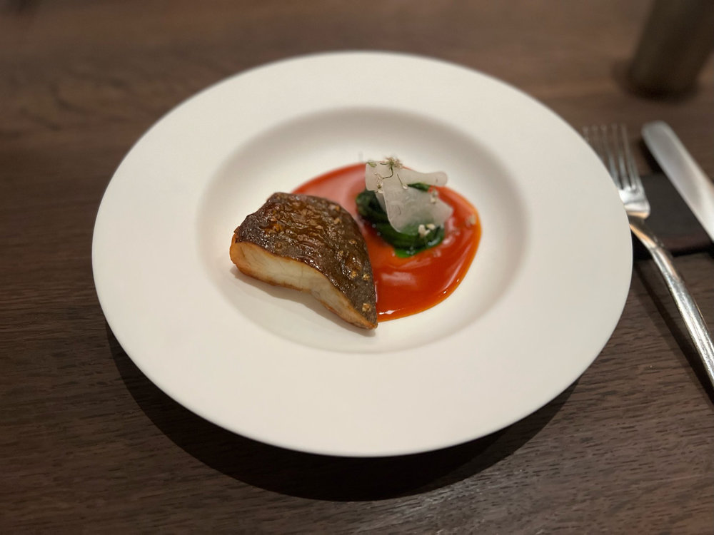 Turbot rôti à l'échalote confite et sauce au vin rouge
