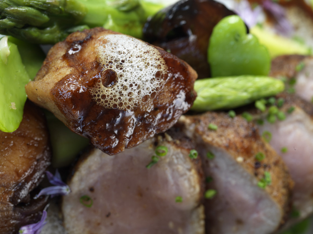 Costilla de ternera asada con espárragos verdes