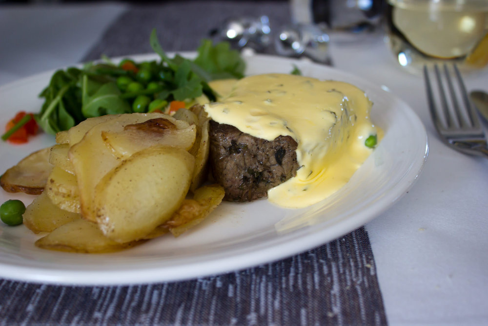 Beef tournedos with béarnaise sauce