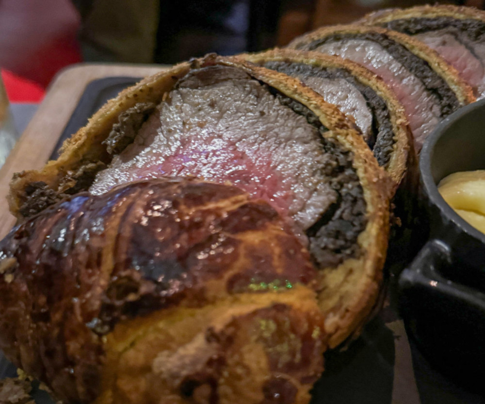 Beef tenderloin en croûte with herbs